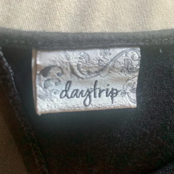 Black 3/4 sleeve peek-a-boo back top - Picture 3 of 3